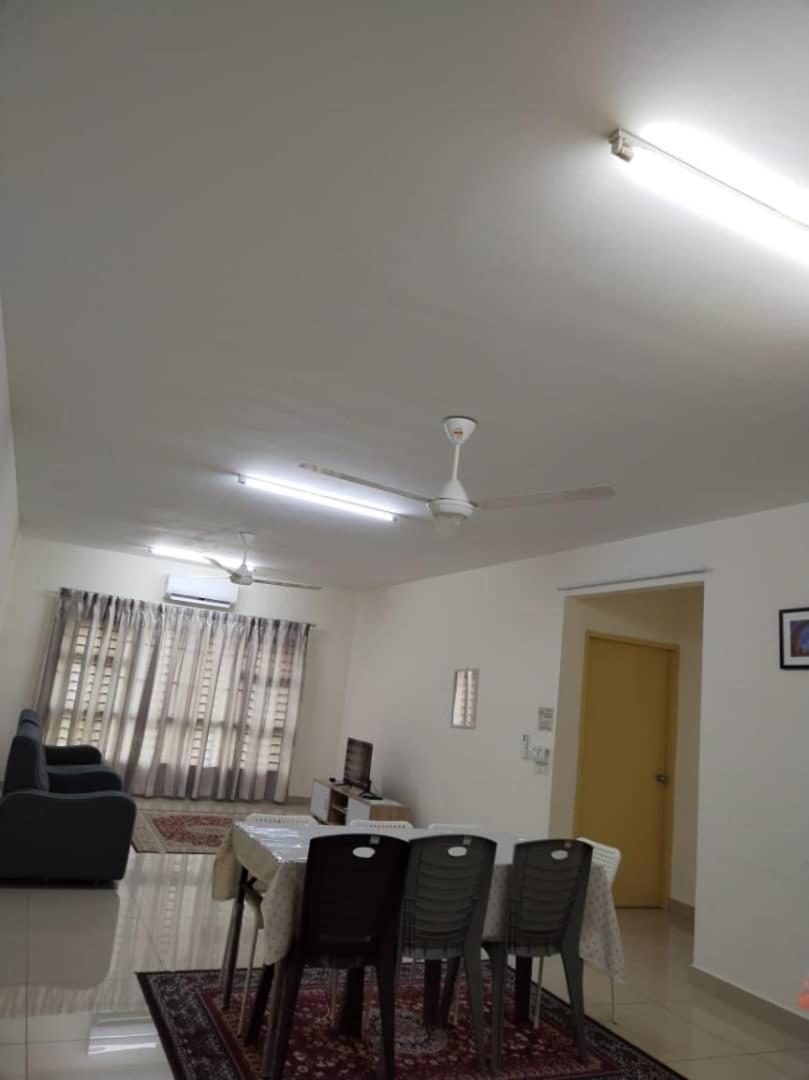 Abie'S Homestay פוטראג'איה מראה חיצוני תמונה