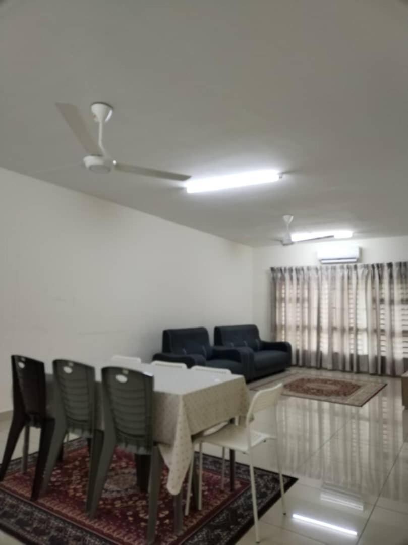 Abie'S Homestay פוטראג'איה מראה חיצוני תמונה
